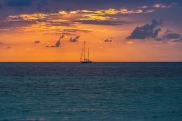 La playa de Es Trenc (Mallorca, Islas Baleares), uno de los escenarios favoritos para ver el atardecer en un barco