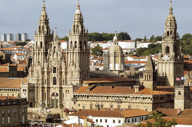 O Parador de Santiago está localizado na Plaza del Obradoiro, junto à Catedral, é considerado o hotel mais antigo de Espanha e tem testemunhado o movimento de peregrinos durante séculos © Santiago Turismo | Alberto Bandín