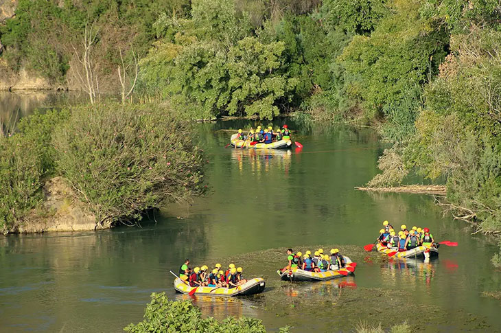 El descenso en balsa por el cañón de Almadenes en Murcia incluye visitas a las cuevas con pinturas rupestres El descenso en balsa por el cañón de Almadenes en Murcia incluye visitas a las cuevas con pinturas rupestres