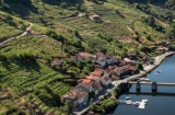 La Ribeira Sacra es una zona de producción vinícola con una extensión cercana a las 2.500 hectáreas de viñedo La Ribeira Sacra es una zona de producción vinícola con una extensión cercana a las 2.500 hectáreas de viñedo