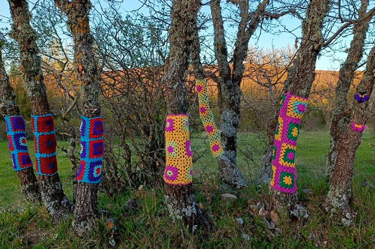 O tricot urbano  decora as árvores das florestas da Senda de los Sueños (Urrez) com crochet e lã ©Turismo de Burgos