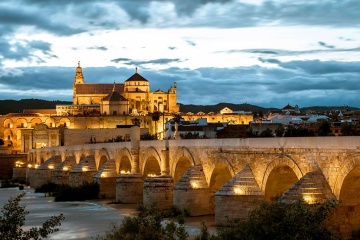 Utsikt over den romerske broen i Córdoba, Spania
