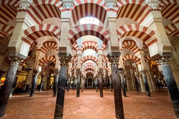 Interiør fra moské-katedralen i Córdoba, Spania.