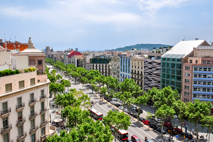 Luftfoto af Passeig de Gràcia fra toppen af Casa Milà (Barcelona, Spanien) Luftfoto af Passeig de Gràcia fra toppen af Casa Milà (Barcelona, Spanien)