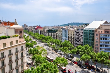 Vue aérienne du Passeig de Gràcia depuis le sommet de la Casa Milà (Barcelone, Espagne)