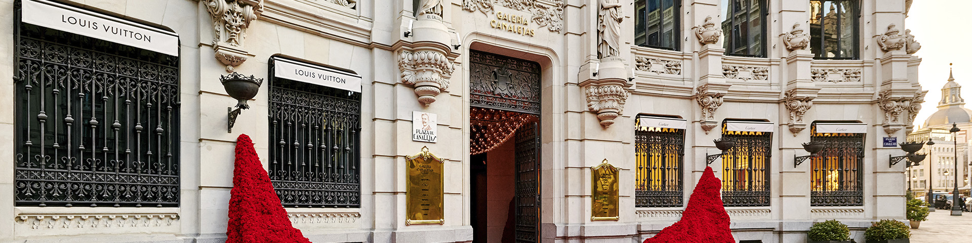 Located in the former Palacio de la Equitativa, Galería Canalejas (Madrid) boasts a total surface area of 160,000 ft2