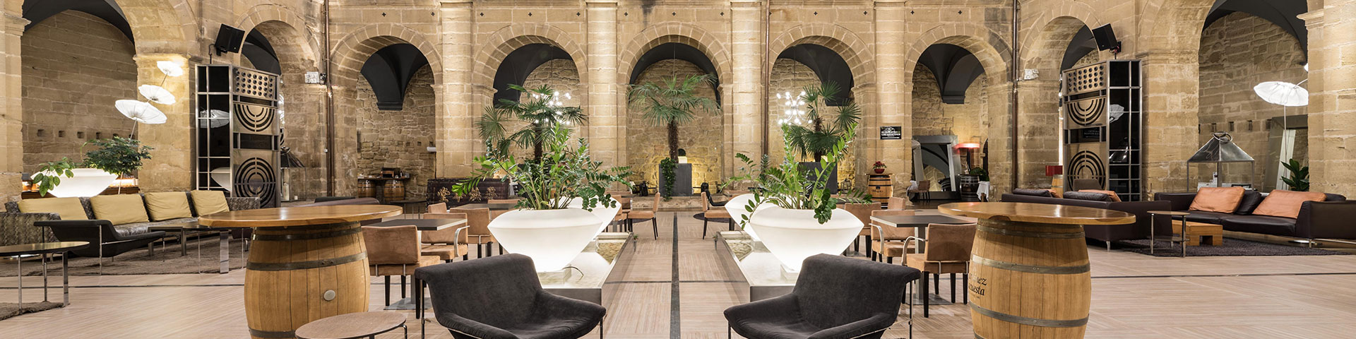 Situado en un edificio que ha sido convento, cuartel, cárcel y hospital, Eurostars Los Agustinos es la opción ideal para conocer la cuna del vino y disfrutar del encanto de La Rioja