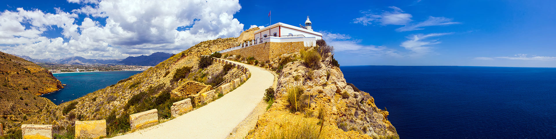 The L’Albir Lighthouse, situated atop a cliff, marks the end of a historic and accessible route suitable for all audiences, which begins in the Sierra Helada Nature Park
