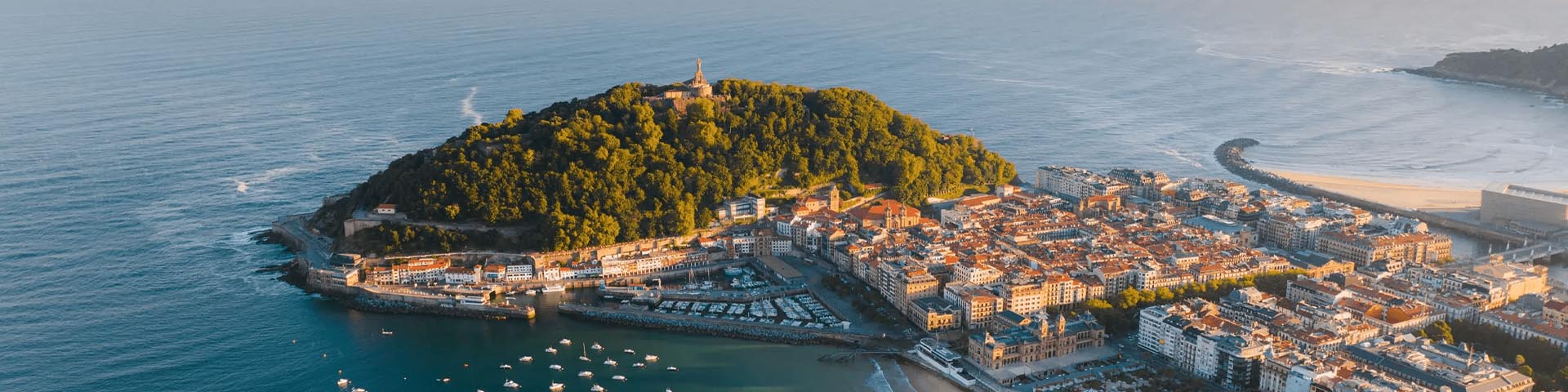 Donostia San Sebastián cuenta con espacios excelentes para celebrar congresos: desde un convento ubicado en un monumento histórico-artístico, pasando por un palacio real rodeado de jardines con vistas a la bahía de La Concha, hasta un centro de congresos situado frente al mar