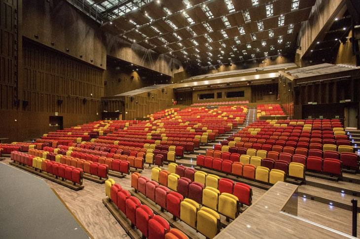 Le Cartuja Center dispose de la technologie Gala Venue, qui permet différentes configurations de son auditorium, passant de 2 000 sièges à un espace ouvert pour 3 500 spectateurs Le Cartuja Center dispose de la technologie Gala Venue, qui permet différentes configurations de son auditorium, passant de 2 000 sièges à un espace ouvert pour 3 500 spectateurs