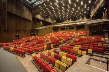 O Cartuja Center possui a tecnologia Gala Venue, que permite que diferentes configurações em seu auditório passem de 2.000 lugares para um espaço aberto para 3.500 espectadores