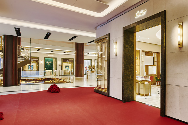 Several boutiques specializing in fashion, accessories, perfumery, and fine jewelry can be found in the Galería Canalejas
