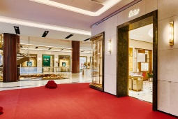 Several boutiques specializing in fashion, accessories, perfumery, and fine jewelry can be found in the Galería Canalejas