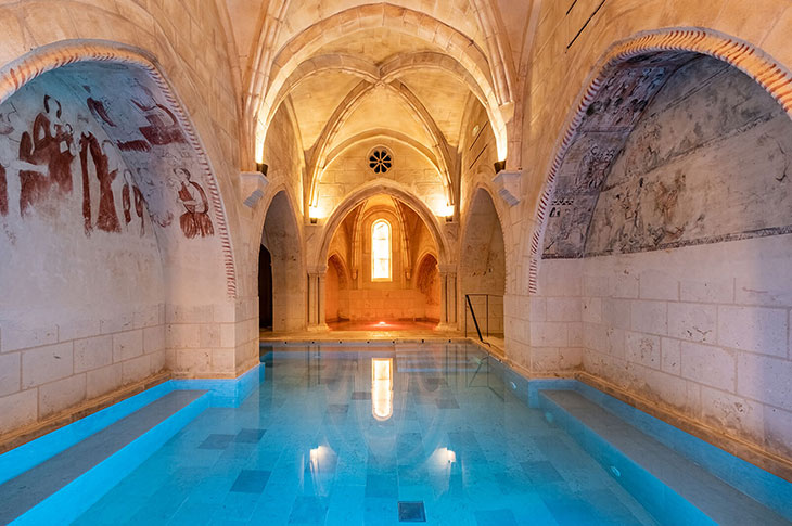 Castilla Termal Monasterio de Valbuena es un hotel de cinco estrellas enclavado en un monasterio del siglo XII en el corazón de la Ribera del Duero En imagen, su circuito de contrastes en la Capilla de San Pedro