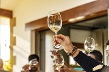 Do vinhedo à vinícola, as degustações de txacolí permitem aos participantes aprender os segredos do processo produtivo © Turismo Donostia San Sebastián Do vinhedo à vinícola, as degustações de txacolí permitem aos participantes aprender os segredos do processo produtivo © Turismo Donostia San Sebastián