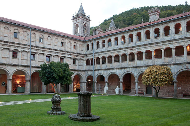 Patio central del Parador de Santo Estevo (Orense), ubicado en un monasterio benedictino con vistas panorámicas al cañón del río Sil