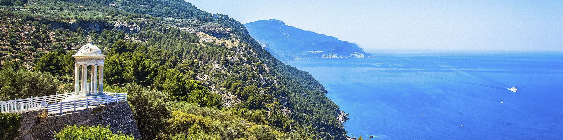 The Serra de Tramuntana mountain range combines rugged peaks, historic villages and natural spaces perfect for relaxation and well-being.