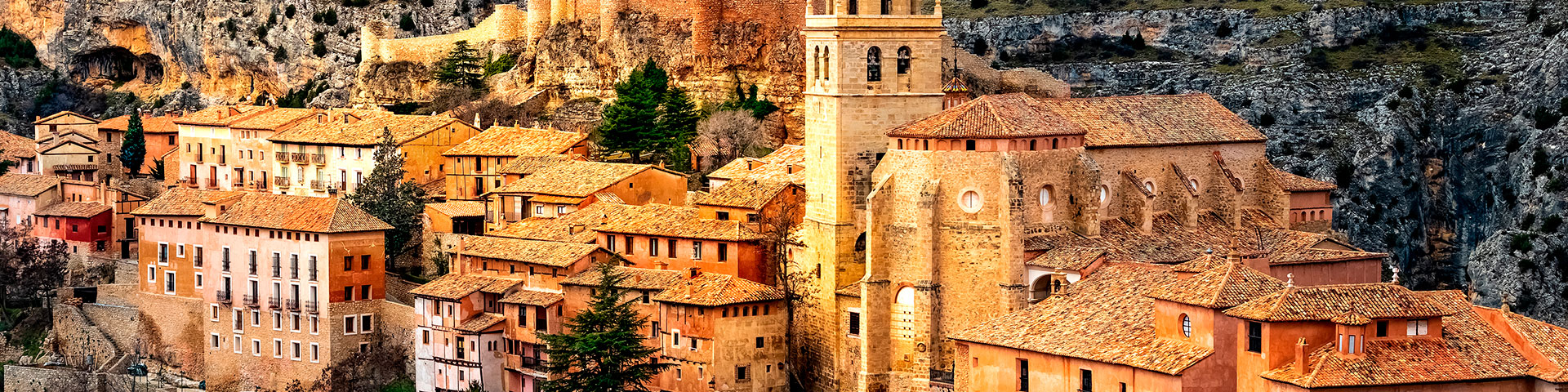 Albarracín es uno de los pueblos más bonitos y pintorescos de España, conservando un espectacular casco medieval declarado Monumento Nacional, calles empedradas, casas rojizas y una imponente muralla