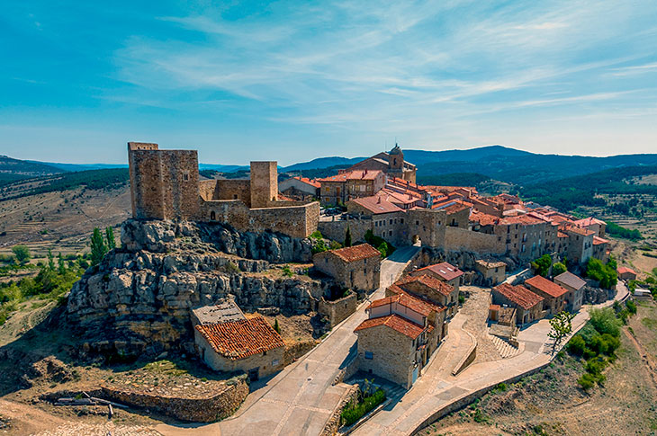 Alzado sobre un espolón rocoso, Puertomingalvo está coronado por su castillo del siglo XIII, uno de los mejor conservados de la región Alzado sobre un espolón rocoso, Puertomingalvo está coronado por su castillo del siglo XIII, uno de los mejor conservados de la región