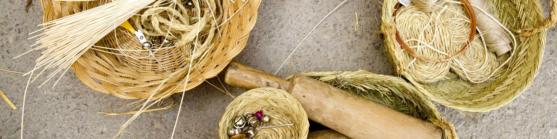 La llata de Artá y Capdepera trenza hojas de palmito para crear cestos, capazos y sombreros de raíz rural