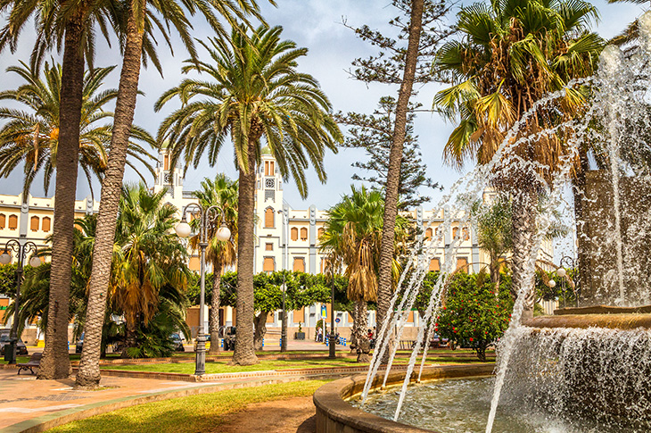 Vista de la Plaza de España de Melilla con el Ayuntamiento de la ciudad de fondo Vista de la Plaza de España de Melilla con el Ayuntamiento de la ciudad de fondo