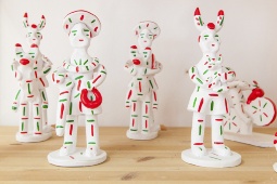 Die Siurells sind traditionelle mallorquinische Tonfiguren, die zugleich als Pfeifen dienen und in Weiß, Rot und Grün bemalt werden