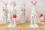 Los siurells transforman el barro en figuras silbato tradicionales y están pintadas de blanco, rojo y verde Los siurells transforman el barro en figuras silbato tradicionales y están pintadas de blanco, rojo y verde