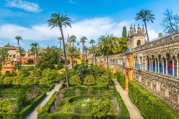 De yttre trädgårdarna vid det kungliga Alcázar i Sevilla utgjorde inspelningsplatsen för Dorne i den hyllade TV-serien Game of Thrones De yttre trädgårdarna vid det kungliga Alcázar i Sevilla utgjorde inspelningsplatsen för Dorne i den hyllade TV-serien Game of Thrones