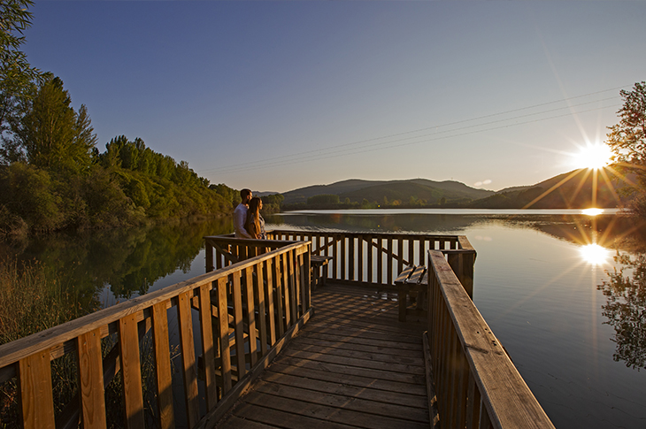 Las Médulas’ surroundings bring together trails, viewpoints, and experiences linked to heritage, nature, and local culture. Pictured: the viewpoint at Carucedo Lake