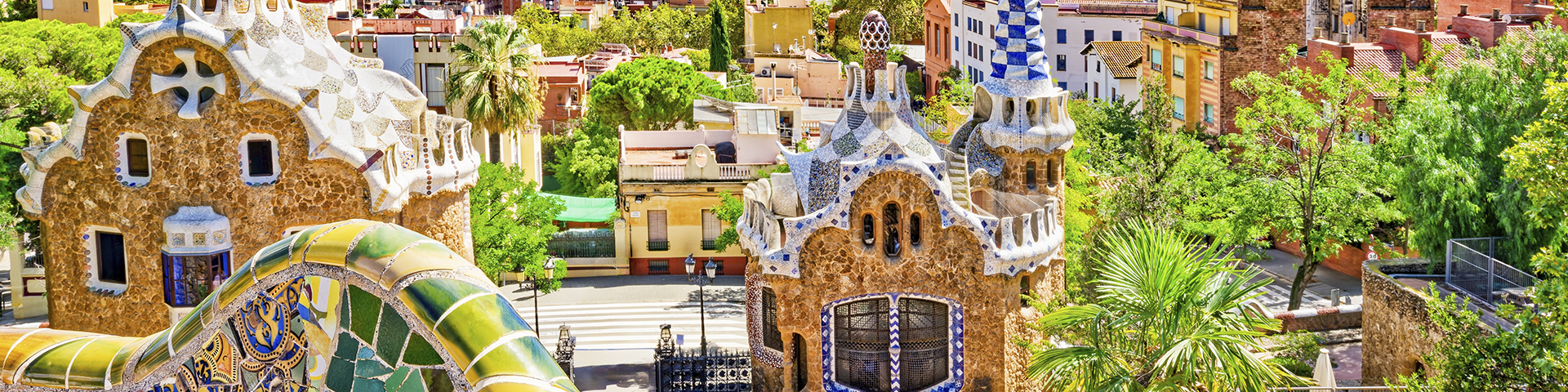 Vista de Barcelona desde el Park Güell, una de las obras más emblemáticas de Antoni Gaudí.
