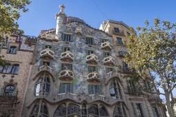 Fachada de la Casa Batlló, una de las obras más emblemáticas de Antoni Gaudí en el paseo de Gràcia de Barcelona.