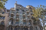 Fachada de la Casa Batlló, una de las obras más emblemáticas de Antoni Gaudí en el paseo de Gràcia de Barcelona. Fachada de la Casa Batlló, una de las obras más emblemáticas de Antoni Gaudí en el paseo de Gràcia de Barcelona.