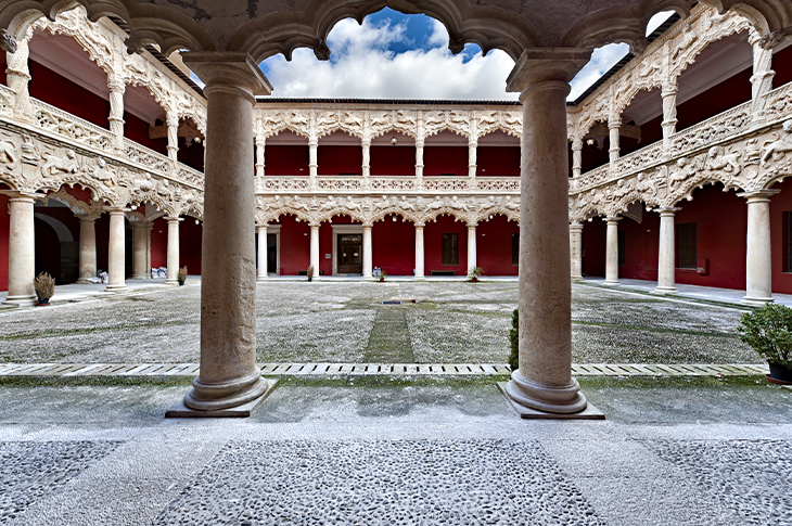 Dentro do Palácio do Infantado, o Pátio dos Leones está organizado sob esquemas góticos aos quais leões e grifos são adicionados em uma iconografia retirada da tradição islâmica mais © oriental Turismo de Castela-La Mancha | David Blázquez Dentro do Palácio do Infantado, o Pátio dos Leones está organizado sob esquemas góticos aos quais leões e grifos são adicionados em uma iconografia retirada da tradição islâmica mais © oriental Turismo de Castela-La Mancha | David Blázquez