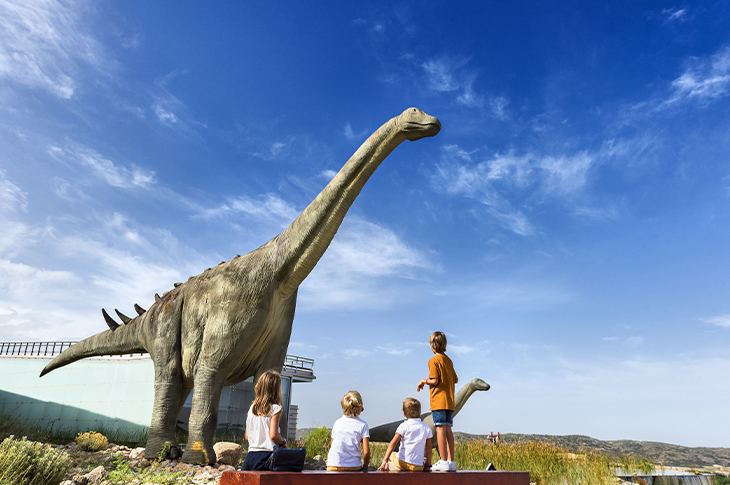 Na área externa do Museu Paleontológico da MUPA você pode encontrar várias réplicas de dinossauros © Turismo de Castela-La Mancha | David Blázquez Na área externa do Museu Paleontológico da MUPA você pode encontrar várias réplicas de dinossauros © Turismo de Castela-La Mancha | David Blázquez