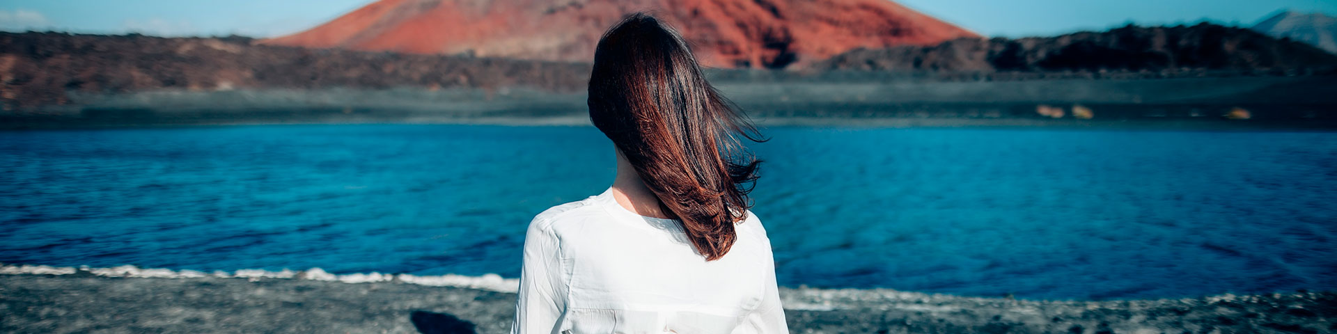 Kanariansaaret ovat vakiintuneet yhdeksi joogaharrastajien suosikkikohteista. Kuvassa nuori nainen meditoi Playa Bermejalla, Lanzarotella