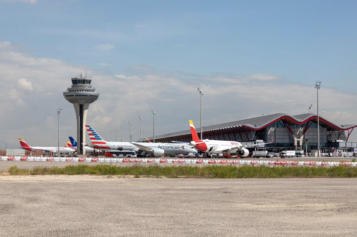 El aeropuerto de Madrid es la principal puerta de entrada a España y este invierno reforzará sus operaciones El aeropuerto de Madrid es la principal puerta de entrada a España y este invierno reforzará sus operaciones