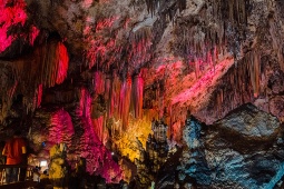 La cueva de Nerja (Málaga) fue declarada Bien de Interés Cultural en 2005 y está situada a 158 metros sobre el nivel del mar