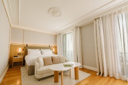 Beläget i en hundra år gammal byggnad är METT Barcelona ett femstjärnigt hotell med 70 rum och eleganta sviter Beläget i en hundra år gammal byggnad är METT Barcelona ett femstjärnigt hotell med 70 rum och eleganta sviter