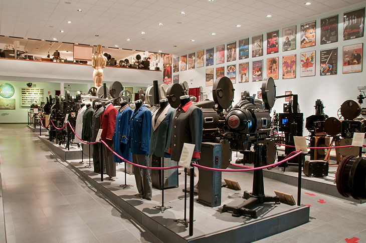 O Museu do Cinema é uma experiência única que abrange desde as etapas pré-cinematográficas (séculos XVIII e XIX), passando pela era do cinema mudo (1895-1927) até as últimas inovações tecnológicas da indústria (1927-2000) O Museu do Cinema é uma experiência única que abrange desde as etapas pré-cinematográficas (séculos XVIII e XIX), passando pela era do cinema mudo (1895-1927) até as últimas inovações tecnológicas da indústria (1927-2000)