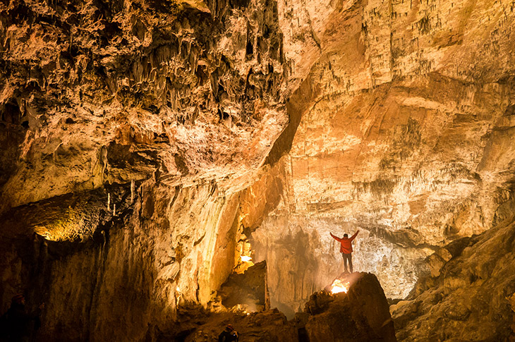 El interior de la cueva de Valporquero puede recorrerse con visitas guiadas