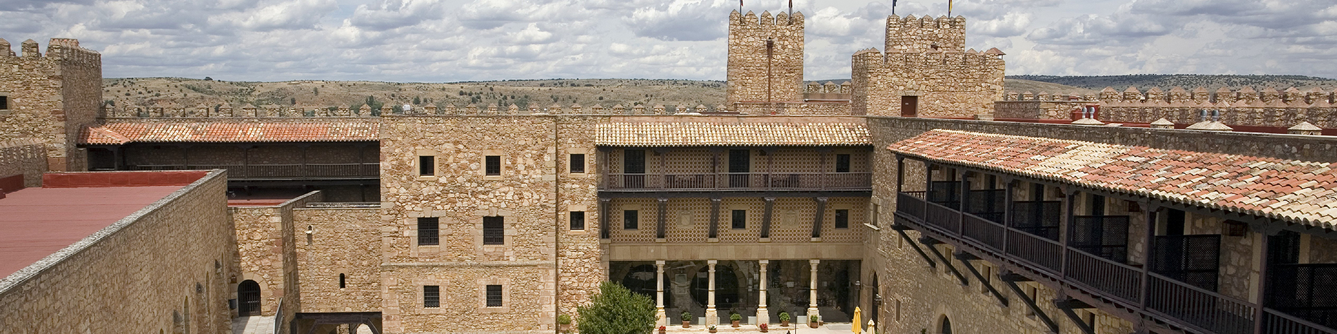 As obras patrimoniais da Turespaña no Parador de Sigüenza incluem a restauração da barbacana, a recuperação da passarela, a melhoria das fachadas ou a adaptação do telhado como ponto Starlight © Paradores de Turismo