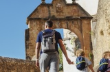 Una familia recorre las calles históricas de Ronda camino del Arco de Felipe V, uno de los rincones monumentales de la ciudad malagueña. Una familia recorre las calles históricas de Ronda camino del Arco de Felipe V, uno de los rincones monumentales de la ciudad malagueña.