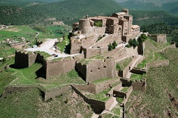 El Parador de Cardona se encuentra sobre una fortaleza del siglo IX y fue reabierto tras una inversión de casi 3 millones de euros El Parador de Cardona se encuentra sobre una fortaleza del siglo IX y fue reabierto tras una inversión de casi 3 millones de euros