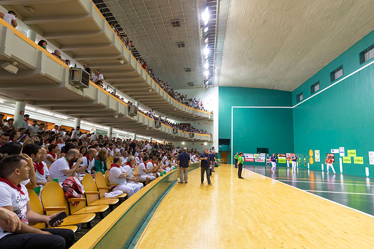 The Frontón Labrit is the city’s most renowned venue, with capacity for 1,200 people