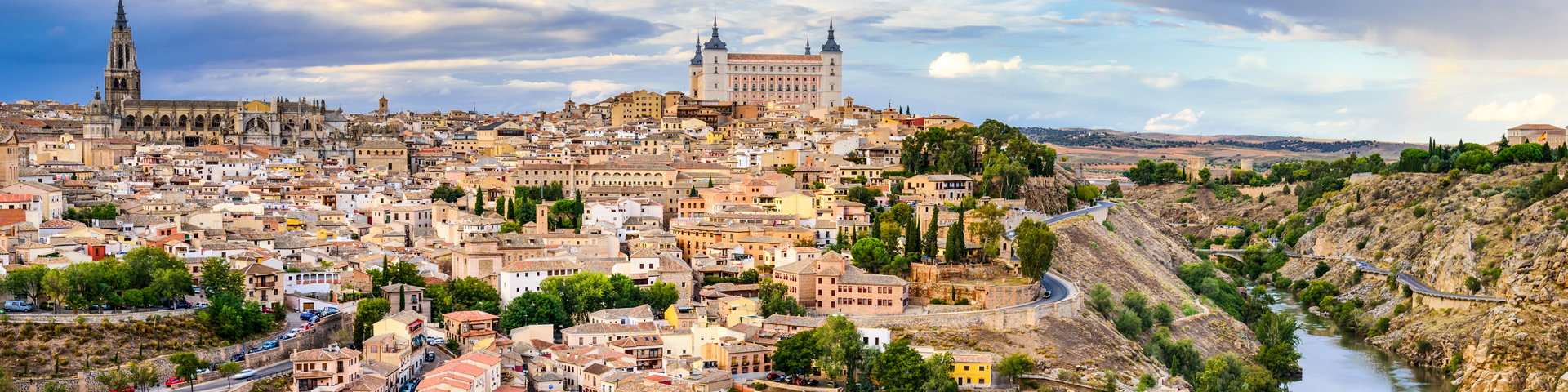 Vista aérea del casco histórico de Toledo, el más extenso de España con 260 hectáreas, destacando la Catedral, el Alcázar, la plaza de Zocodover, el Ayuntamiento y la iglesia de Santo Tomé