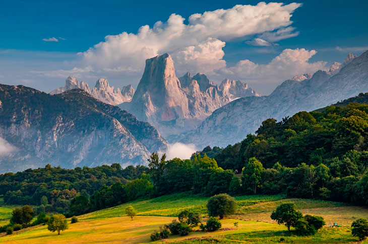 Naranjo de Bulnes (conocido como Picu Urriellu) en Asturias, España Naranjo de Bulnes (conocido como Picu Urriellu) en Asturias, España