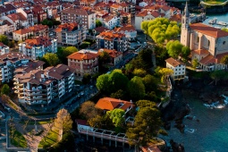 Flyfoto av Mundaka, en av Spanias favorittdestinasjoner blant erfarne surfere © Shutterstock