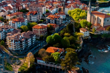Flyfoto av Mundaka, en av Spanias favorittdestinasjoner blant erfarne surfere © Shutterstock
