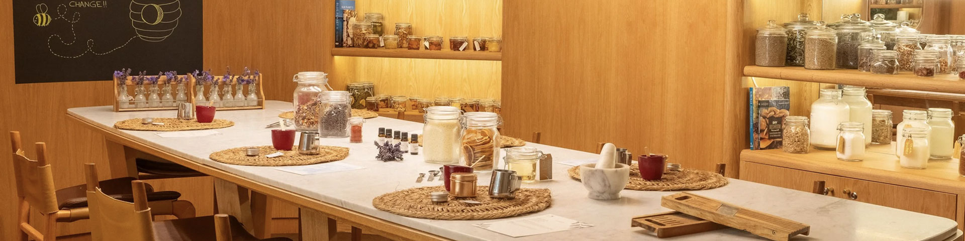 Six  Senses Ibizan Earth Labissa vieraat voivat oppia valmistamaan omaa hammastahnaa, deodoranttia tai huulirasvaa luonnollisista ainesosista ja uudelleenkäytettävissä pakkauksissa © Six Senses Ibiza -pakkauksista