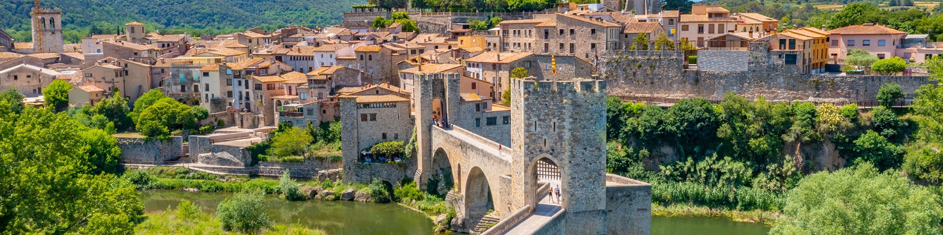 Vista aérea del famoso puente medieval de Besalú (Girona)